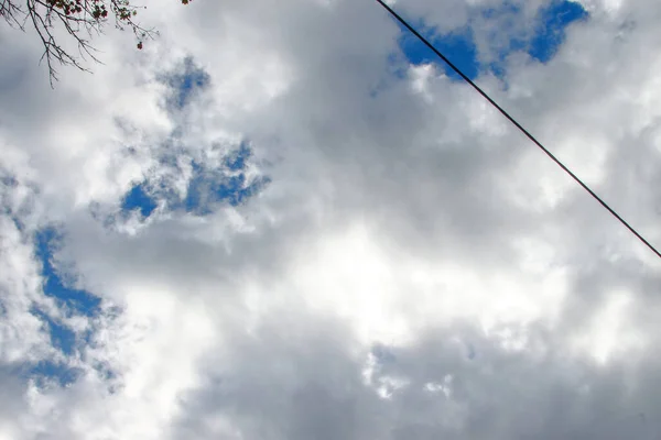 8月の白い雲の上の美しい青空 — ストック写真