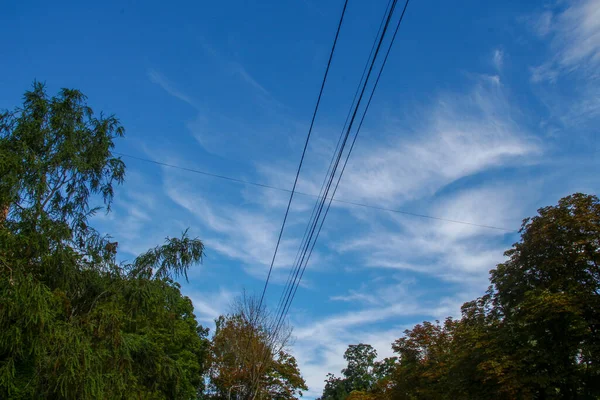 Όμορφος Μπλε Ουρανός Λευκά Σύννεφα Τον Αύγουστο — Φωτογραφία Αρχείου