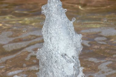 Ağustos 'ta şehir çeşmesinde su fışkırıyor.