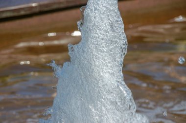 Ağustos 'ta şehir çeşmesinde su fışkırıyor.