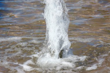 Ağustos 'ta şehir çeşmesinde su fışkırıyor.