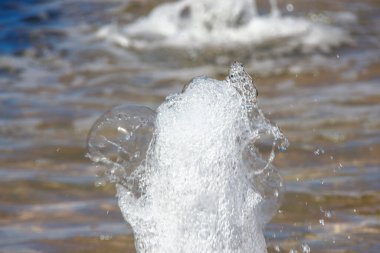 Ağustos 'ta şehir çeşmesinde su fışkırıyor.