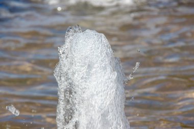 Ağustos 'ta şehir çeşmesinde su fışkırıyor.