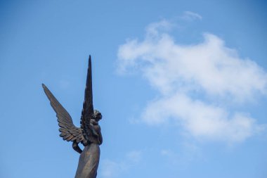 Oyuncak bir melek ve bir adam heykeli