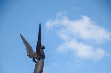 Oyuncak bir melek ve bir adam heykeli