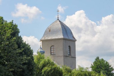Ternopil 'deki eski Hıristiyan Nadstavna Kilisesi' nin çan kulesi.