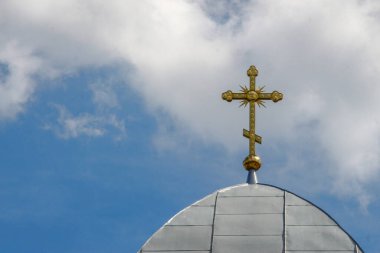 Ternopil 'deki eski Hıristiyan Nadstavna Kilisesi' nin çan kulesi.