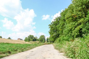 Mavi gökyüzü ve beyaz bulutlar Ağustosta açık bir günde