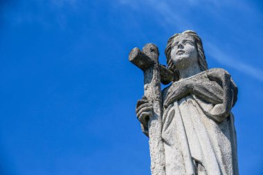 Haçlı bir melek heykeli