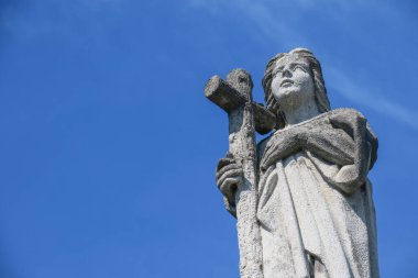 Hristiyan mezarlığındaki taş heykel