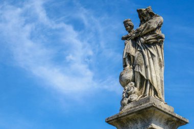 Hristiyan mezarlığındaki taş heykel