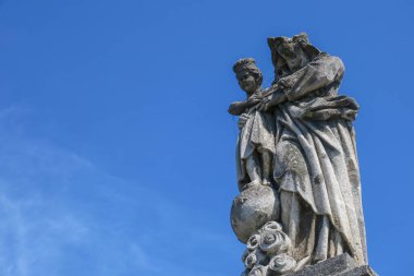 Hristiyan mezarlığındaki taş heykel