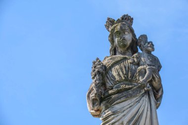 Tanrı 'nın Annesi' nin eski taş anıtı.