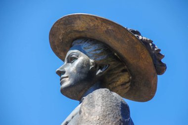 Parktaki bronz heykel şarkıcı Solomiya Krushelnytska 'ya adanmıştır.