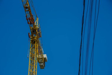 Bir inşaat sahasında sarı Çin inşaat vinci