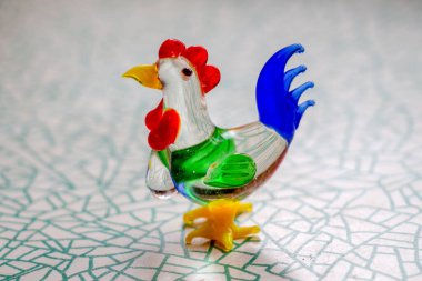 Küçük oyuncak, cam bir horoz.