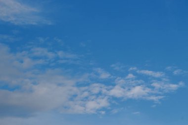 Mavi gökyüzü ve ağustosta beyaz bulutlar