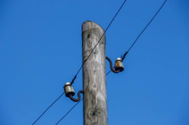 Gökyüzü arkaplanındaki elektrik hatları