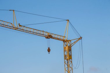 Bir inşaat sahasında sarı Çin inşaat vinci