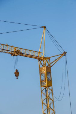 Bir inşaat sahasında sarı Çin inşaat vinci