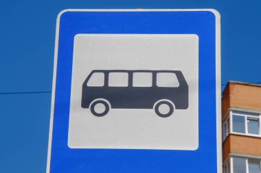 Metal bir direkte yol tabelası