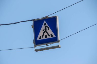 Yakınlarda yaya geçidi olduğuna dair bir işaret var.