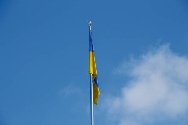 Bayrak direğinde Ukrayna 'nın sarı ve mavi bayrağı