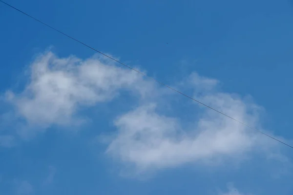 Niebieskie Niebo Białe Chmury Sierpniu — Zdjęcie stockowe