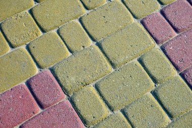 Parkta sarı ve kırmızı kaldırım taşları