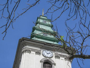 Ternopil 'deki eski kilisenin kulesinde saat.