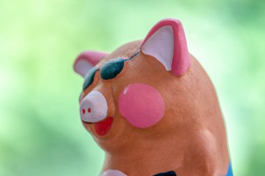 Küçük oyuncak bir domuz yavrusu heykeli.