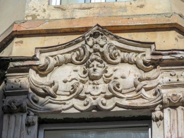 Evin ön cephesinde kadın maskarası için güzel beton kaplama.