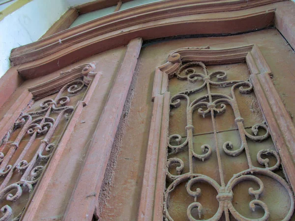 Old Wooden Doors Carvings Metal Forged Products — Stock Photo, Image