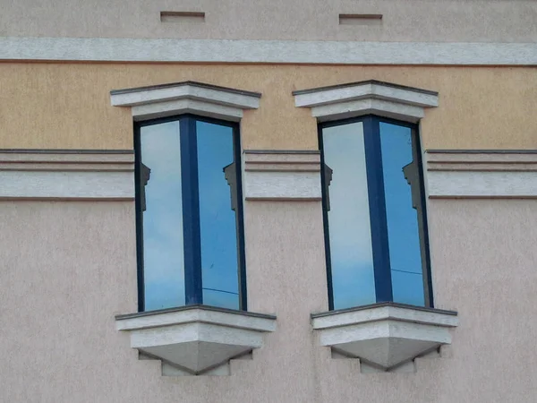 Ventanas Vidrio Azul Apareadas Fachada Casa — Foto de Stock