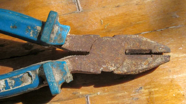 Oude Metalen Roestige Tang Tafel — Stockfoto