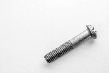 Beyaz arkaplanda metal bir sürgüyü yakından çek