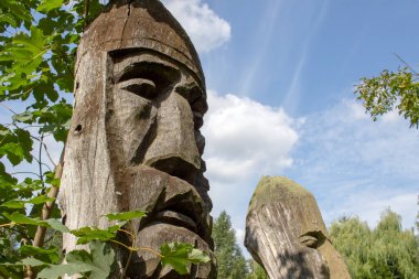 Parktaki tahta erkek heykelleri.