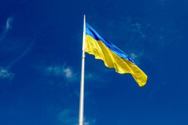 Ukrayna 'nın sarı ve mavi bayrağı gökyüzünün arka planında bayrak direğinde