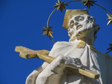 Aziz Jan Nepomuk anıtı Çek Cumhuriyeti 'nin, nehirlerin, köprülerin ve yolcuların koruyucu azizidir. Ternopil, Ukrayna