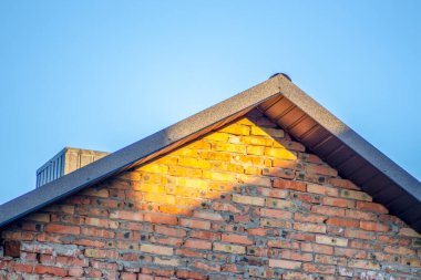 Eski tuğla ev ve balkon.