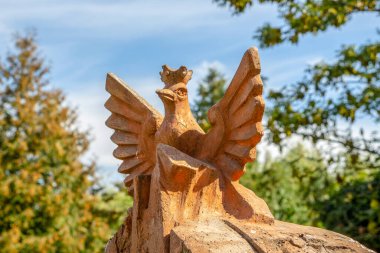 Taçtaki bir kuşun heykeli betondan yapılmıştır.