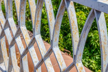 Köprüdeki nehirde metal paslı parmaklıklar