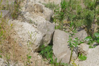 Taşlar ve kum şehrin dışındaki bir taş ocağında.