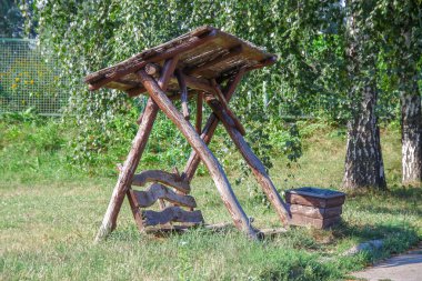 Ağustosta Kiev botanik bahçesindeki ahşap çardak.