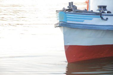 Gün batımında Ternopil göletinde turist gemisi