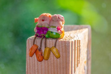 Oyuncak bir erkek ve kız heykeli.