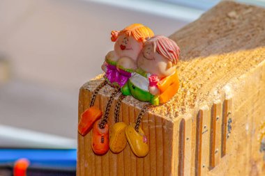 Oyuncak bir erkek ve kız heykeli.