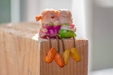 Oyuncak bir erkek ve kız heykeli.