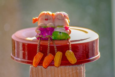 Oyuncak bir erkek ve kız heykeli.