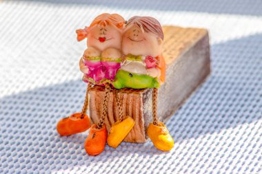 Oyuncak bir erkek ve kız heykeli.